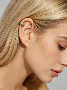 Detailansicht eines vergoldeten Earcuffs mit smaragdgrünen Zirkonia ohne Ohrloch