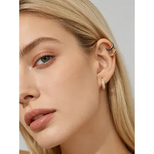 Elegantes Earcuff- und Ohrring-Set aus S925-Silber mit Zirkonia an einem blonden Modell.