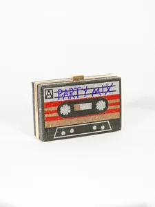 Détail de la pochette de soirée en forme de cassette avec des cristaux colorés brillants