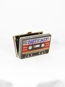 Détail d'une pochette rétro en forme de cassette ornée de strass étincelants