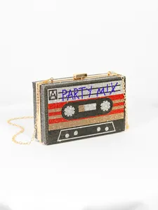 Sac de soirée style cassette rétro avec des strass multicolores et chaîne dorée