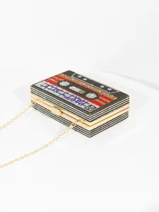 Pochette de soirée rétro en forme de cassette avec strass et bandoulière chaîne dorée.