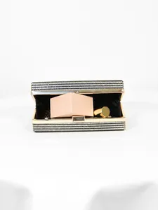 Vue détaillée montrant la capacité interne de la pochette de soirée à strass.