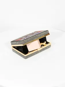 Détail de la pochette de soirée rétro ornée de strass avec son intérieur ouvert.