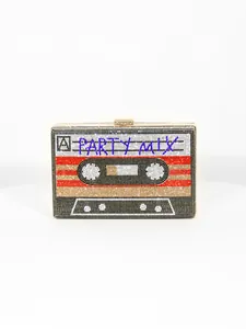 Vue détaillée d'une pochette de soirée style cassette rétro avec ornements en strass