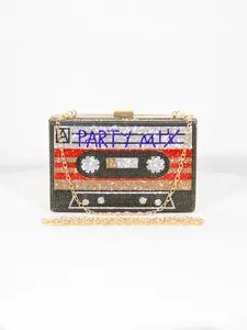Pochette rétro en forme de cassette avec strass brillants et chaîne dorée chic