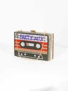 Pochette de soirée scintillante en strass au design cassette rétro avec chaîne
