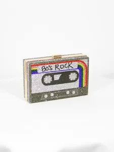 Détail macro d'une pochette rétro en forme de cassette avec des strass multicolores.