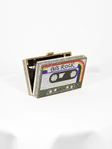 Gros plan d'une pochette rétro en forme de cassette avec strass arc-en-ciel et texte 80's Rock.