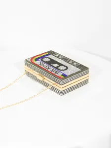 Détail de la pochette de soirée vintage en strass en forme de cassette rétro