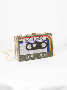 Détail d'une pochette cassette rétro 80's Rock ornée de strass arc-en-ciel scintillants