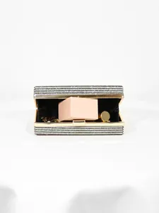 Vue détaillée de l'espace intérieur d'une pochette de soirée étincelante en strass chic