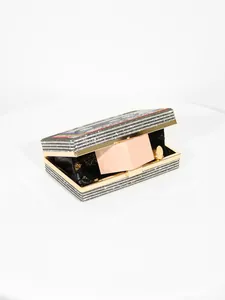Vue détaillée d'une pochette cassette vintage en strass avec une chaîne dorée à l'intérieur
