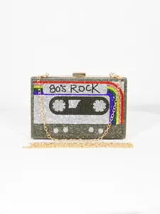 Pochette de soirée cassette rétro avec strass arc-en-ciel et fine chaîne dorée.