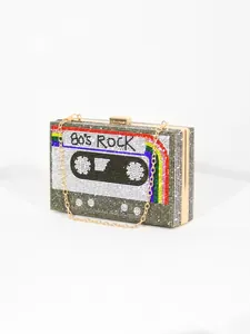 Vue détaillée de la pochette de soirée vintage en strass cassette 80's Rock avec chaîne.
