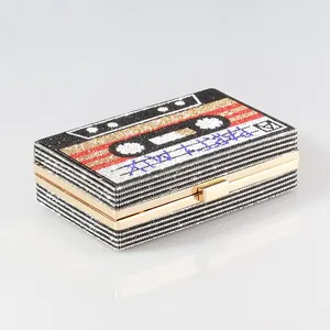 Pochette de soirée vintage en forme de cassette avec décoration en strass étincelants