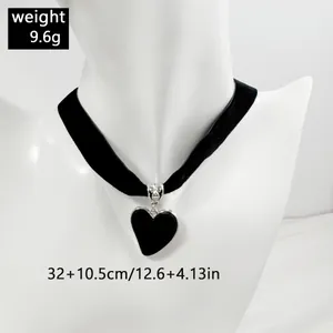 Detailweergave van een gothic zwarte fluwelen hart choker met gewichts en maatinfo