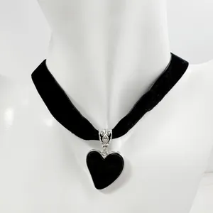 Gothic zwarte fluwelen choker ketting met een stijlvolle zwarte hartvormige hanger