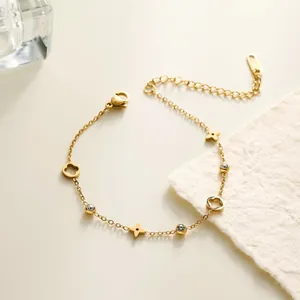Eleganter goldener Armband mit hohlen vierblättrigen Kleeblatt-Anhängern und Kristallen