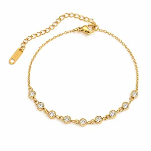 Elegante 18k vergulde roestvrijstalen armband met fonkelende ronde CZ-steentjes.