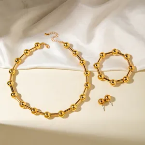 Dettaglio del set di collana e bracciale con grandi sfere dorate stile punk