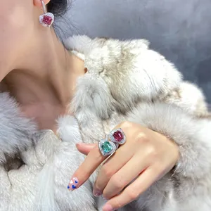 Luxuriöses herzförmiges Turmalin-Ring- und Ohrring-Set mit Pavé-Diamanten am Modell
