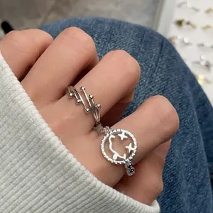 Gros plan d'une bague smiley en argent S925 et d'une bague à perles multi-rangs
