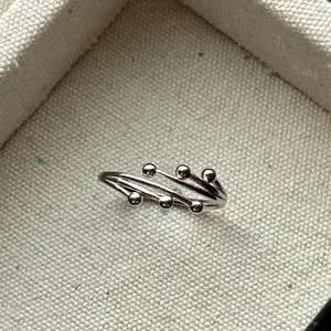 Vue macro détaillée d'une bague en argent S925 multicouche avec perles décoratives en argent