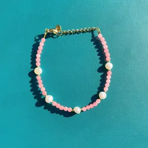 Vue détaillée du bracelet en pierres naturelles roses et perles d'eau douce