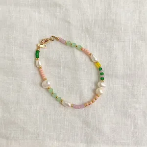 Vue détaillée du bracelet artisanal composé de perles d'eau douce et de pierres