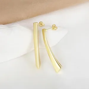 Detaillierte Makroansicht goldener geometrischer Ohrstecker mit poliertem Finish
