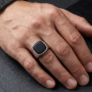 Détail d'une bague vintage pour homme en acier titane avec une pierre d'onyx noire carrée
