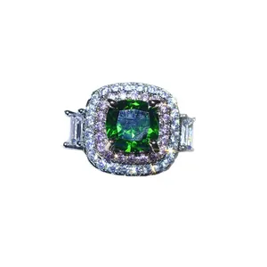Luxuriöser Ring mit grünem Moissanit-Cluster und rosa-klarem Heiligenschein, platinierte