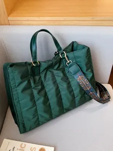 Borsa tote trapuntata verde scuro capiente con tracolla a fantasia in stile vintage