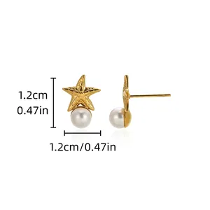 Vue détaillée de boucles d'oreilles étoile de mer dorées avec perles et dimensions