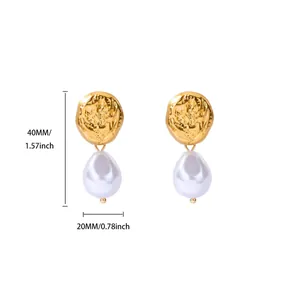 Détail de boucles d'oreilles martelées or rétro avec perles baroques blanches et mesures
