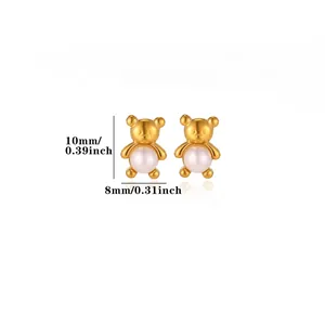 Détail macro de boucles d'oreilles ours en or avec perle, dimensions 10mm par 8mm
