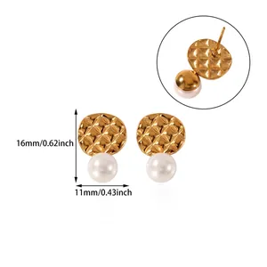 Vue détaillée de boucles d'oreilles perles, texture matelassée or et dimensions