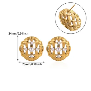 Vue détaillée de boucles d'oreilles perles dorées vintage avec dimensions précises