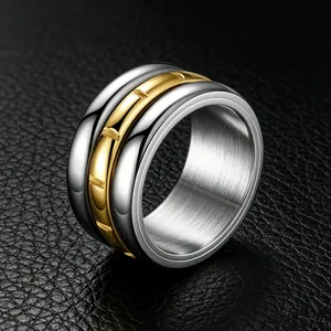Gros plan d'une bague rotative en acier titane de 12 mm avec bande dorée sur cuir noir.