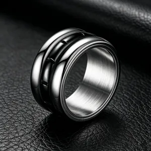 Gros plan d'une bague en acier titane de 12 mm avec bande centrale noire rotative