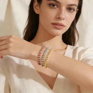 Pulseras de cuentas de acero inoxidable con cuentas redondas y cuadradas en modelo.