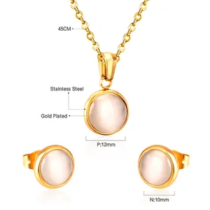 Détail montrant le pendentif œil de chat 12mm et les boucles 10mm en acier doré.
