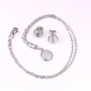 Vue détaillée d'un ensemble de bijoux en acier inoxydable avec collier et boucles d'oreilles