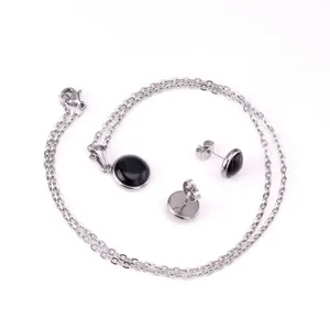Vue détaillée de l'ensemble de bijoux en acier inoxydable avec pendentif œil-de-chat