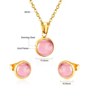 Vue détaillée de l'ensemble de bijoux en acier avec mesures d'œil de chat rose.