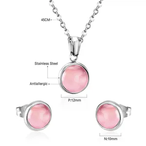 Vue détaillée de l'ensemble de bijoux en œil de chat rose avec tailles en acier