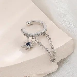 Nahaufnahme: Silberne Ohrmanschette mit Micro-Pavé, blauem Stern-Anhänger und Kette