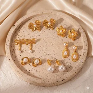 Elegante set di orecchini con perle dorate in stile francese e design a fiocco