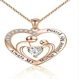 Nahaufnahme einer rotgoldenen Herzkette mit Always My Mother Forever My Friend Gravur